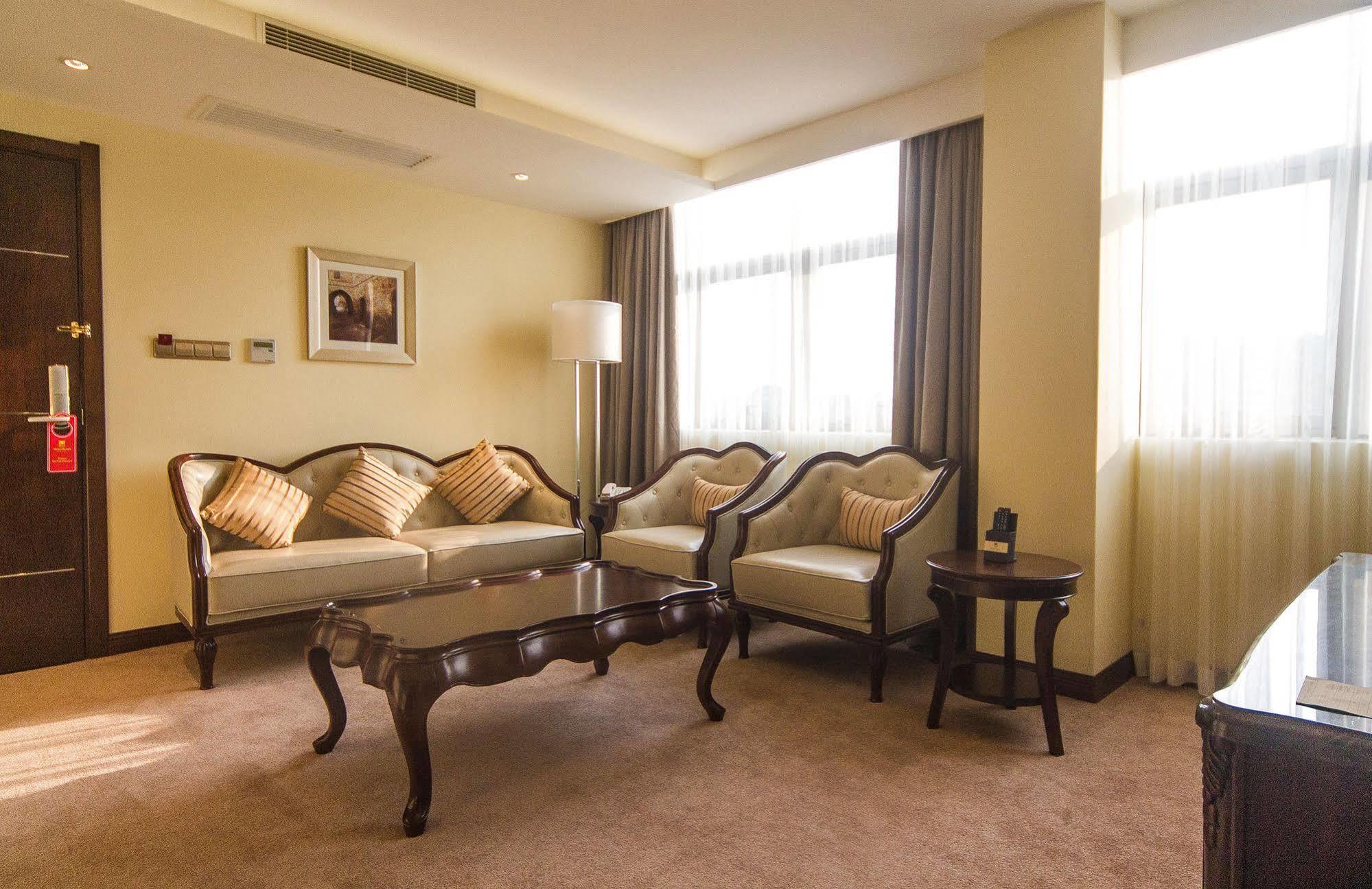 Tang Palace Hotel Άκρα Εξωτερικό φωτογραφία