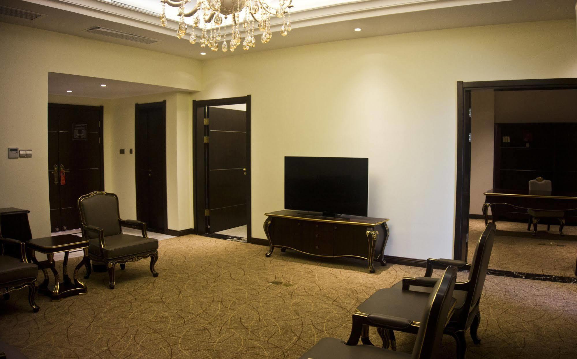 Tang Palace Hotel Άκρα Εξωτερικό φωτογραφία
